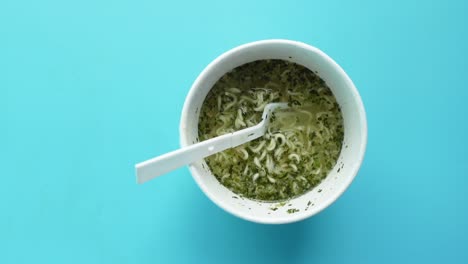 un plato de fideos instantáneos de ramen