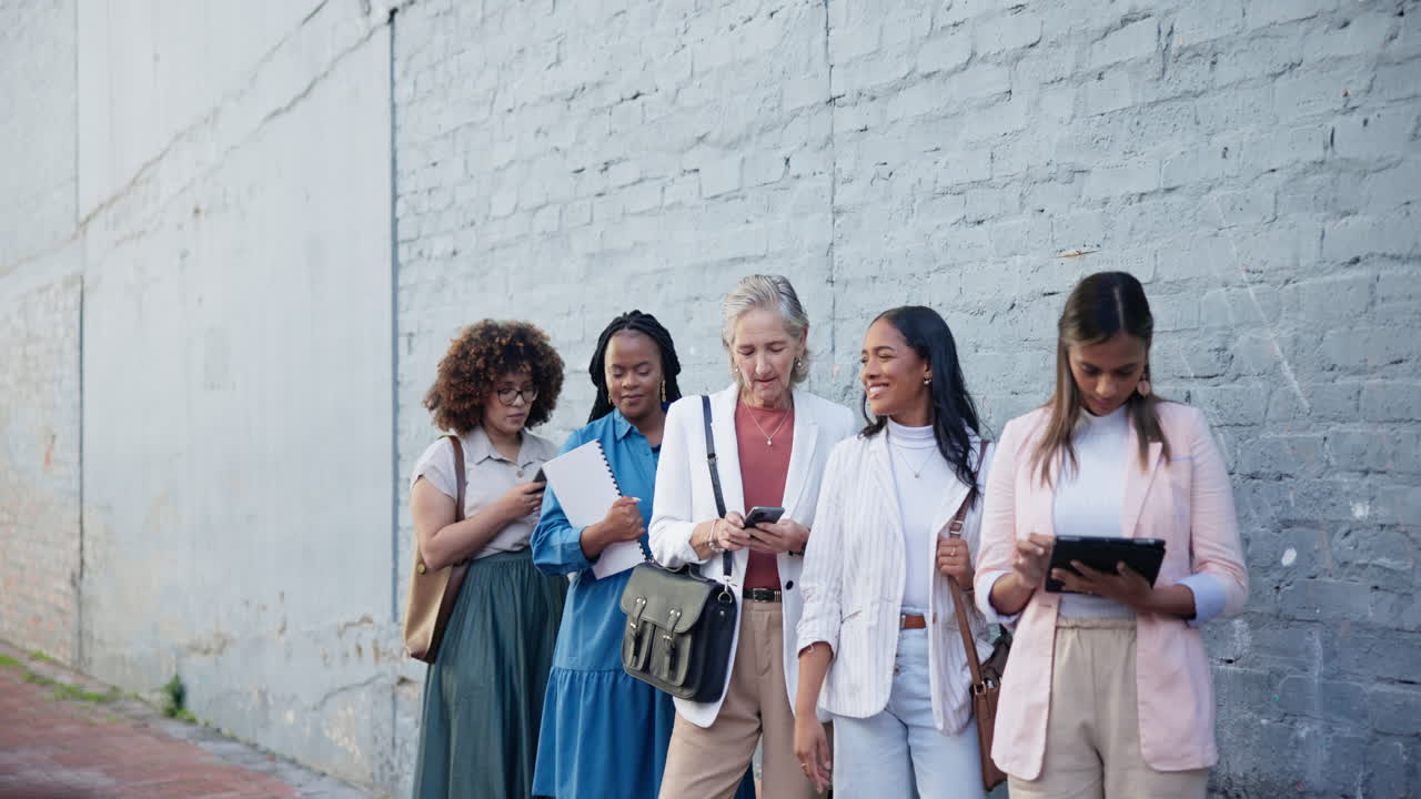 espera, reclutamiento y mujeres de negocios en cola