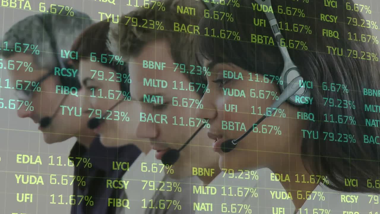 전화 헤드 ⁇ 을 사용하는 비즈니스 사람들에 대한 금융 데이터 처리 애니메이션