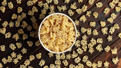 Bowl-of-pasta-on-wooden-table