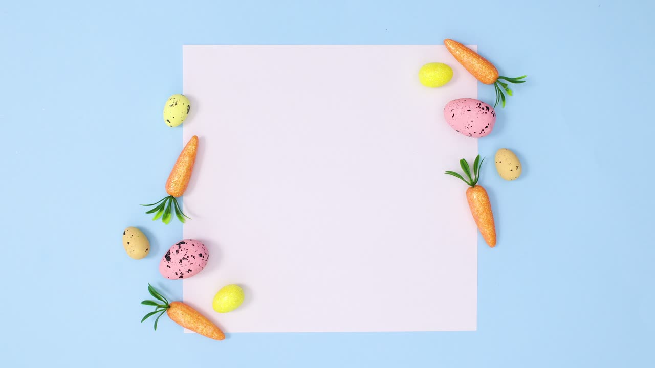 nota de tarjeta de papel de pascua con zanahorias y huevos pequeños en fondo azul pastel.