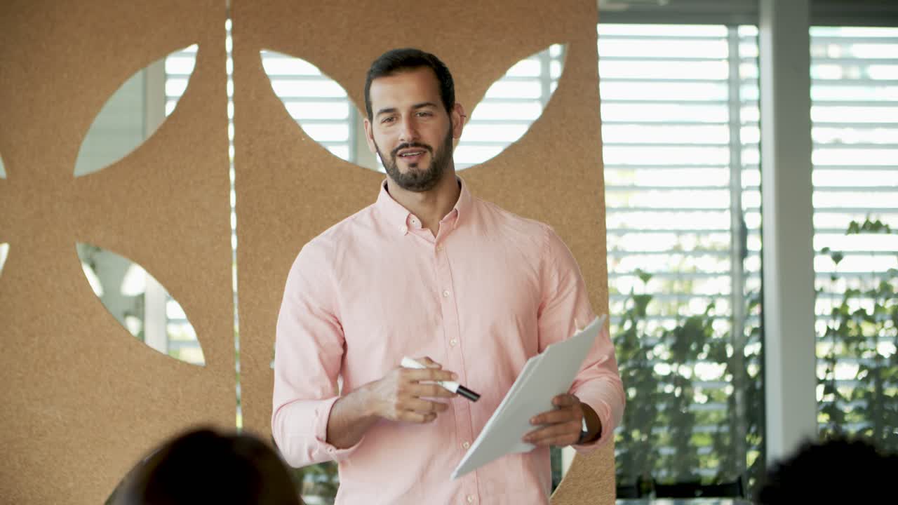 el gerente sonriente explicando el nuevo plan de negocios