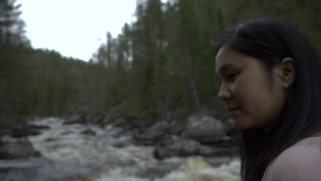 chica en el bosque junto a un río. cámara lenta