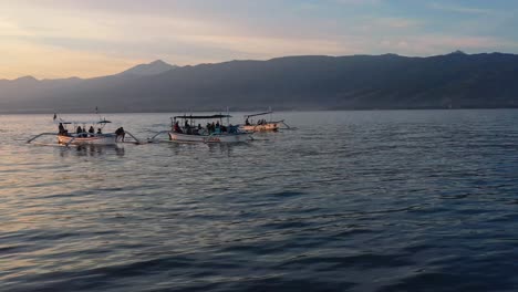 Paisaje-Aéreo-Del-Hermoso-Amanecer-De-La-Hora-Dorada-Con-Botes-Jukung-Indonesios-Que-Transportan-Turistas-De-Gira-En-Lovina-Bali-Indonesia