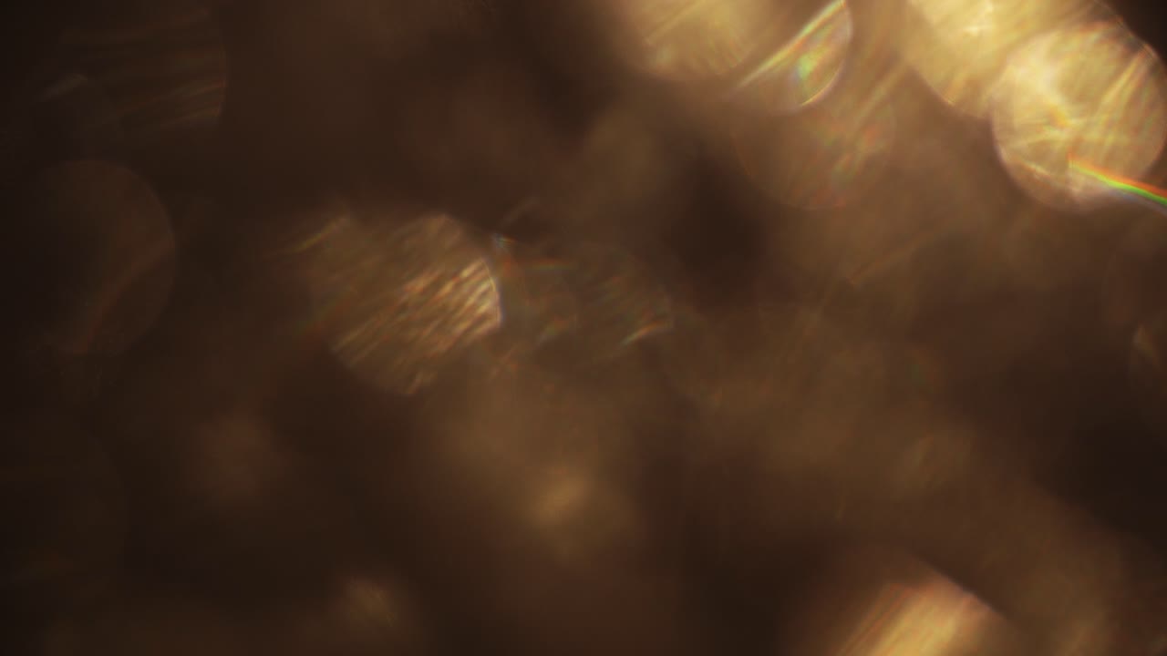 Fughe di luce dorata calda ed effetto di sovrapposizione bokeh