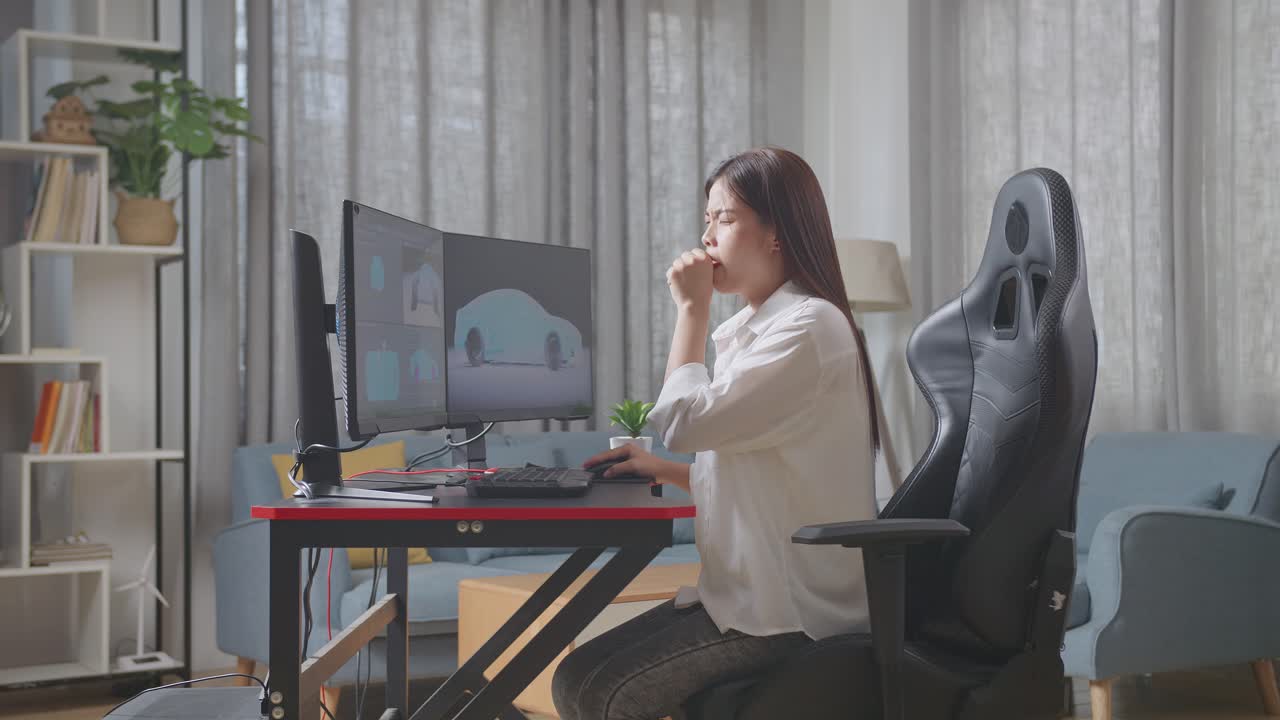 아시아 여성 자동차 디자이너가 스튜디오의 데스크 컴퓨터에서 ev 자동차의 3d 모델을 작업하는 동안 잠을 자고 있습니다.