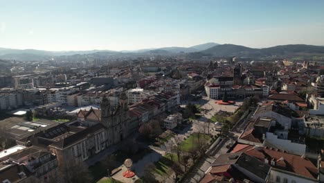 Fliegen-Sie-über-Das-Stadtzentrum-Von-Braga,-Portugal-22