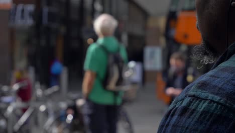 über-Die-Schulter-Geschossen-Vom-Geschäftigen-Bonn-Square-In-Oxford-02