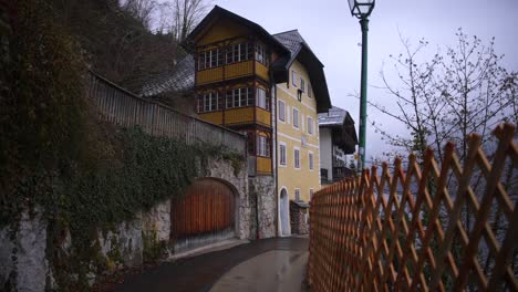 clip filmado en europa en austria desde un pueblo llamado hallstatt que está junto a un lago