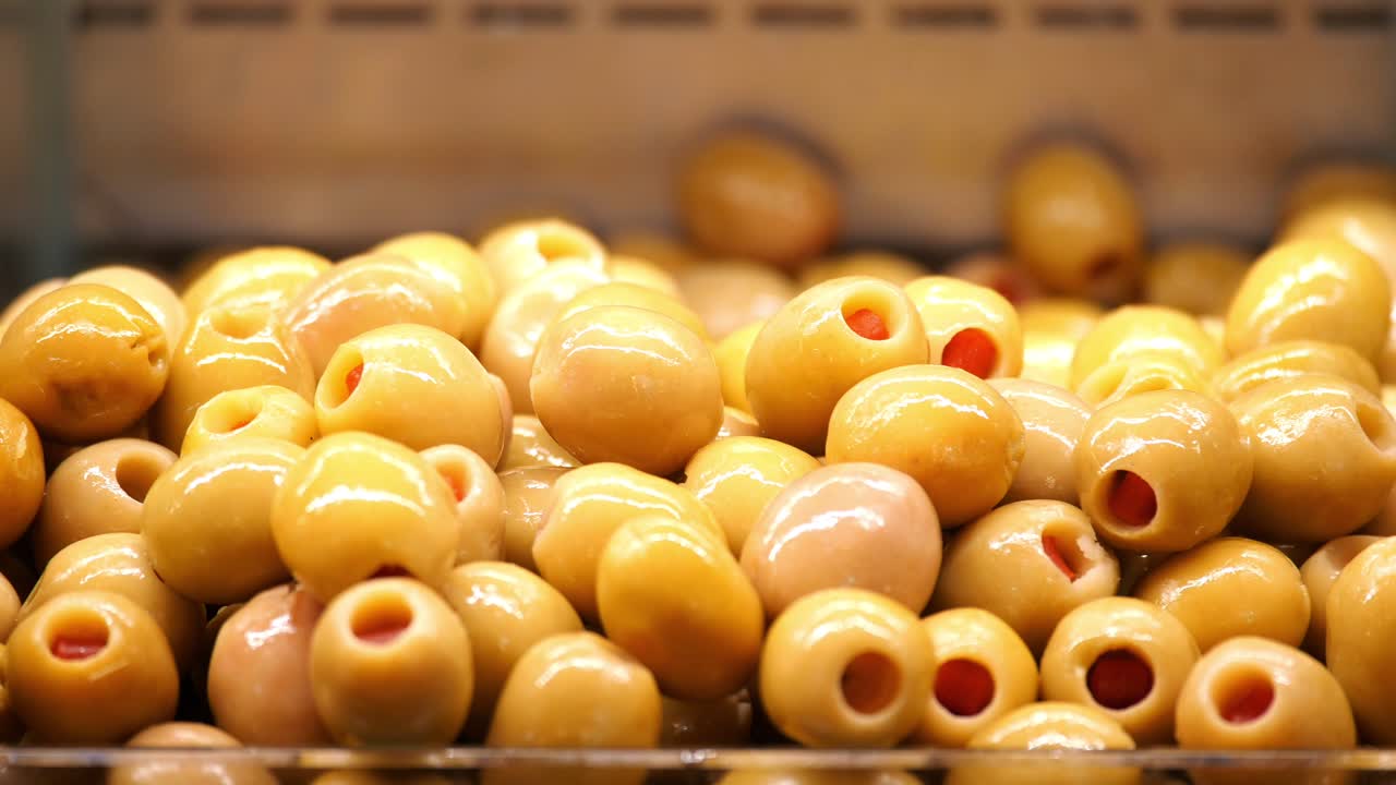 un primer plano de una exhibición de aceitunas verdes rellenas