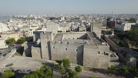 Vista-Aérea-De-La-Ciudad-De-Bari-Y-El-Exterior-Del-Castillo-Castello-Svevo,-Rotación-Lenta