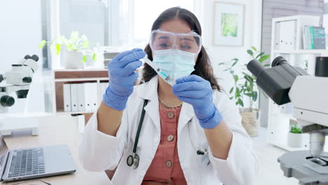 máscara de covid, jeringa de vacuna médica