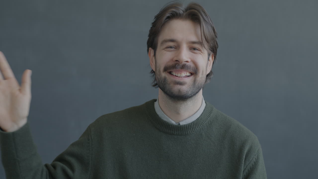 hombre saludando y sonriendo