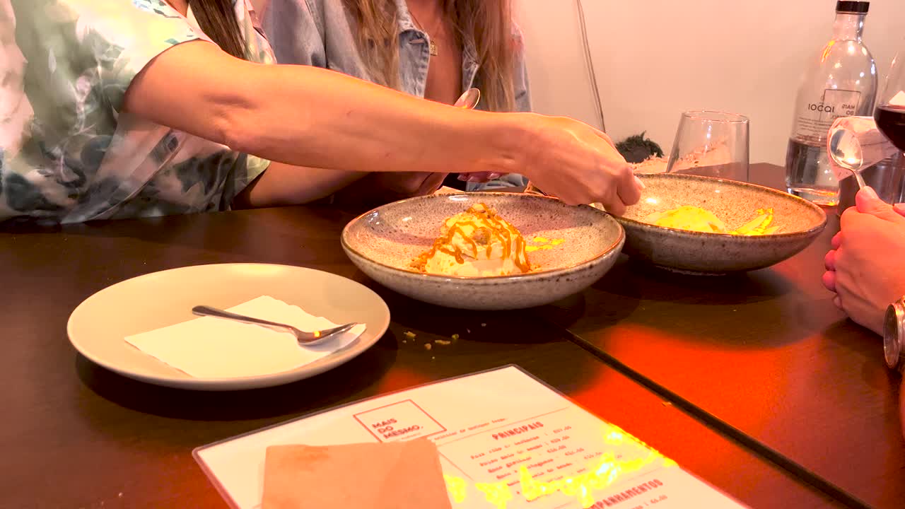 un momento conmovedor: amigos saboreando un delicioso helado en un restaurante típico portugués, compartiendo risas y creando recuerdos queridos juntos