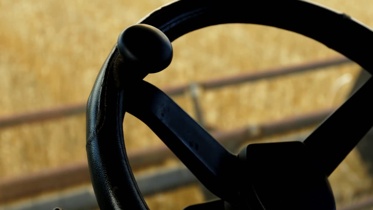 트랙터를 운전하는 농부