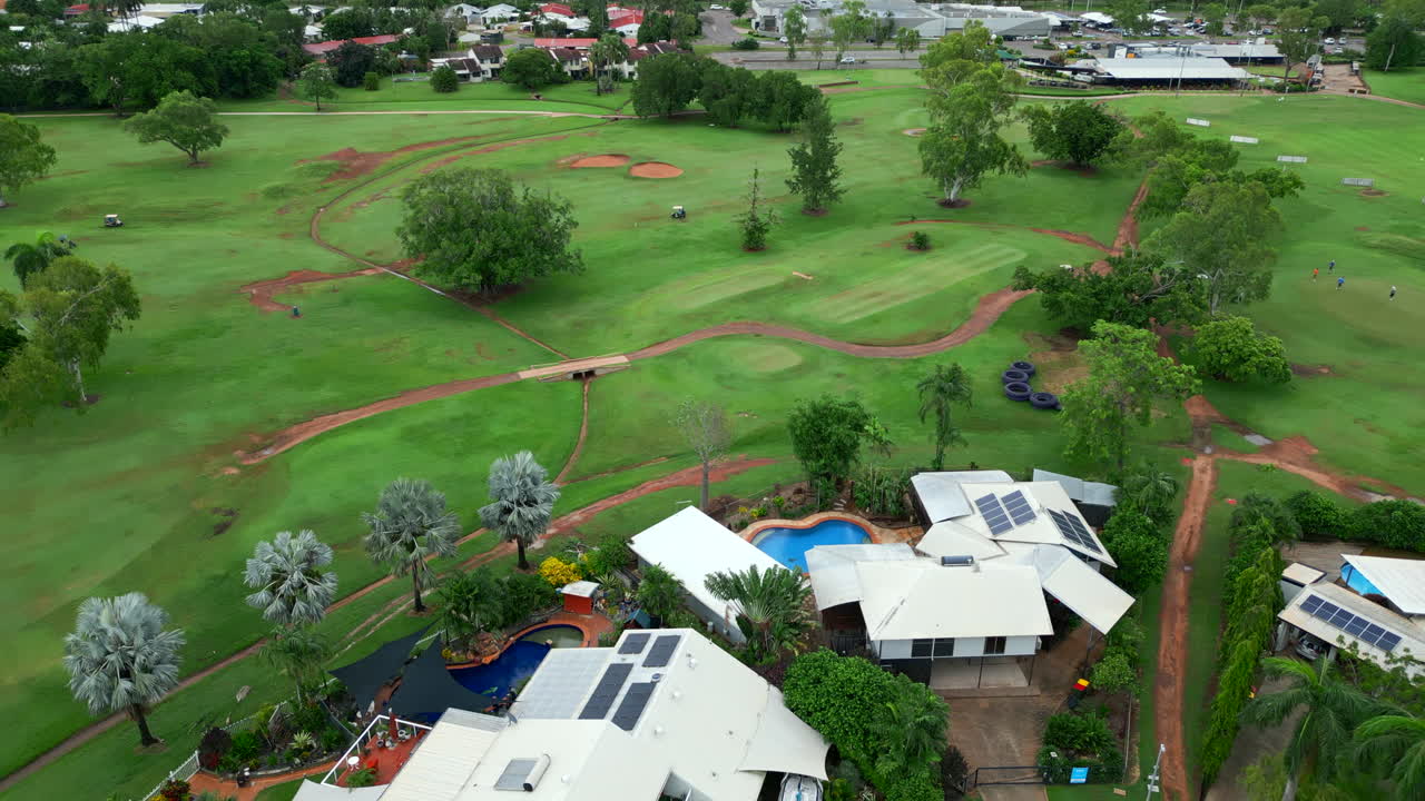 마라라 다윈 골프 코스의 집들의 항공 드론 (aerial drone of houses on golf course in marrara, darwin, nt, australia, pullback)