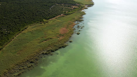 Hermoso-Parque-Natural-Ornitológico-Y-Lago-Vrana-En-Dalmacia,-Croacia---Toma-Aérea-De-Drones