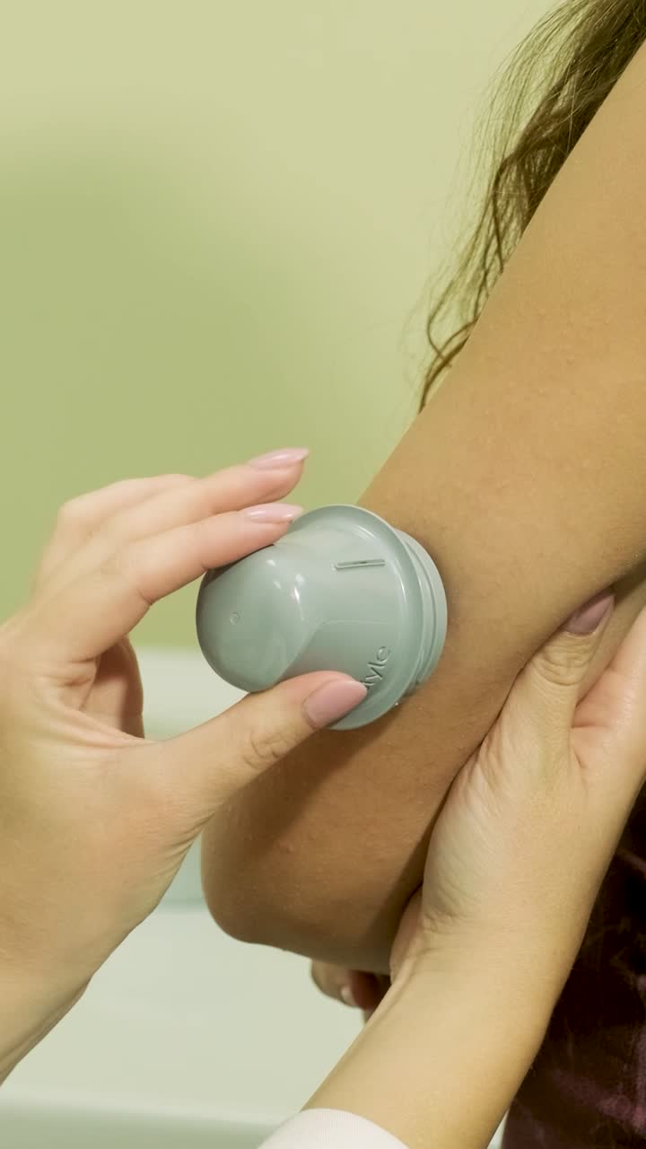 Detalhe de Mãos Aplicando um Dispositivo Sensor Médico no Braço