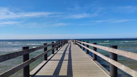 parado en una tabla de caminar en un día ventoso