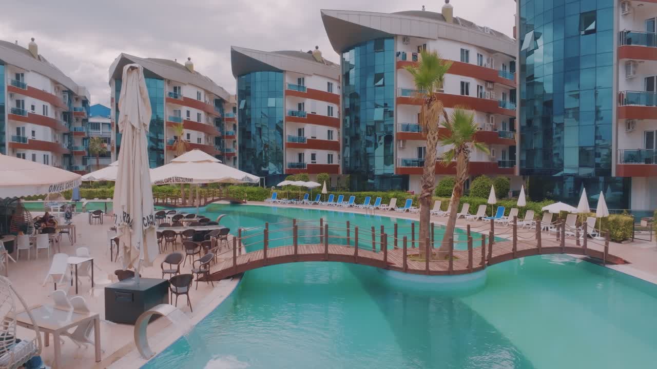 роскошный курорт с бассейном и современной архитектурой