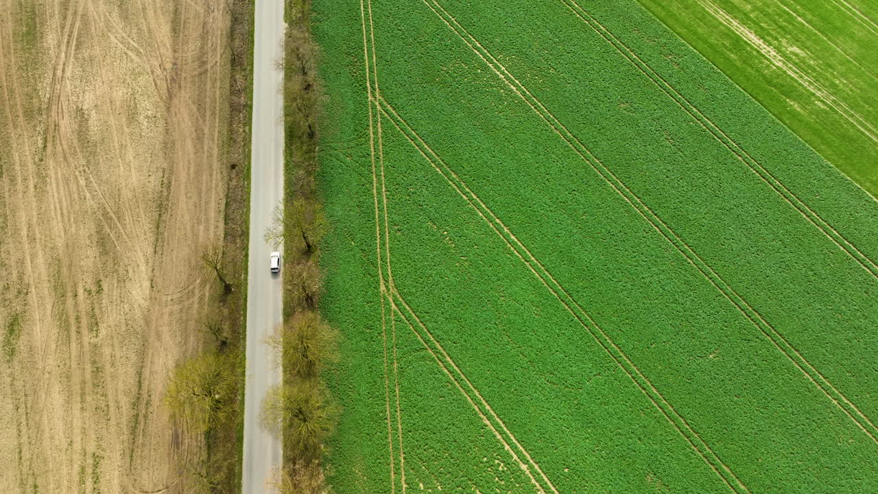 도로로 갈라진 의 위에서 아래로 보는 공중 사진