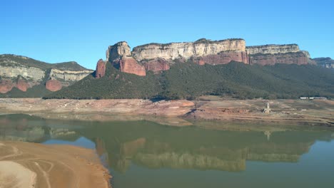 Dique-Del-Pantano-De-Sau-En-Cataluña,-España,-Intensa-Sequía-En-2024