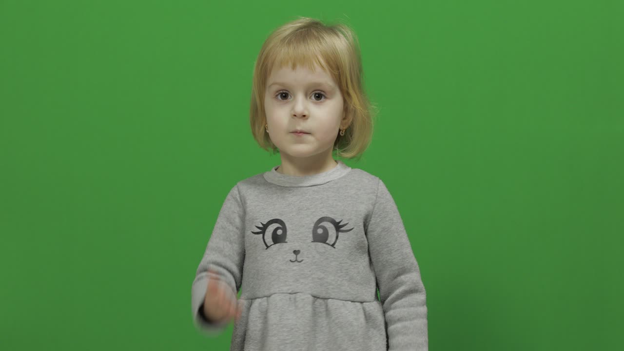 niña haciendo un beso de mosca en una pantalla verde, llave de croma
