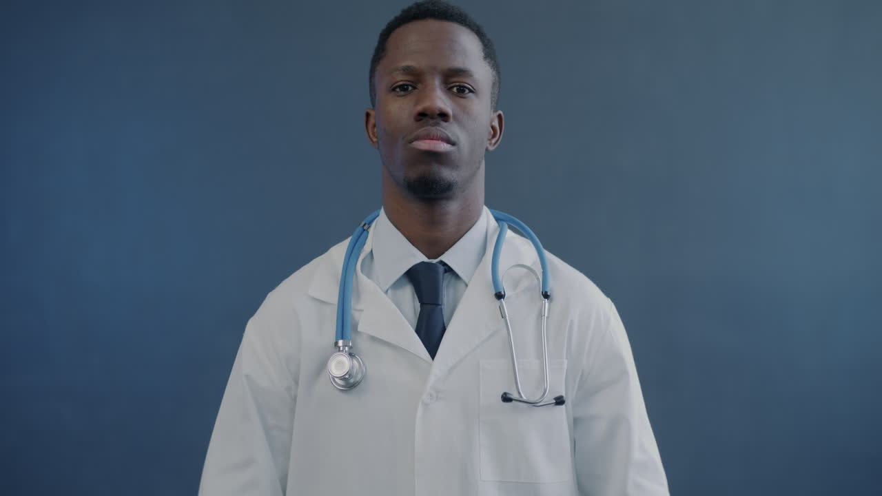 Médecin ajustant son masque