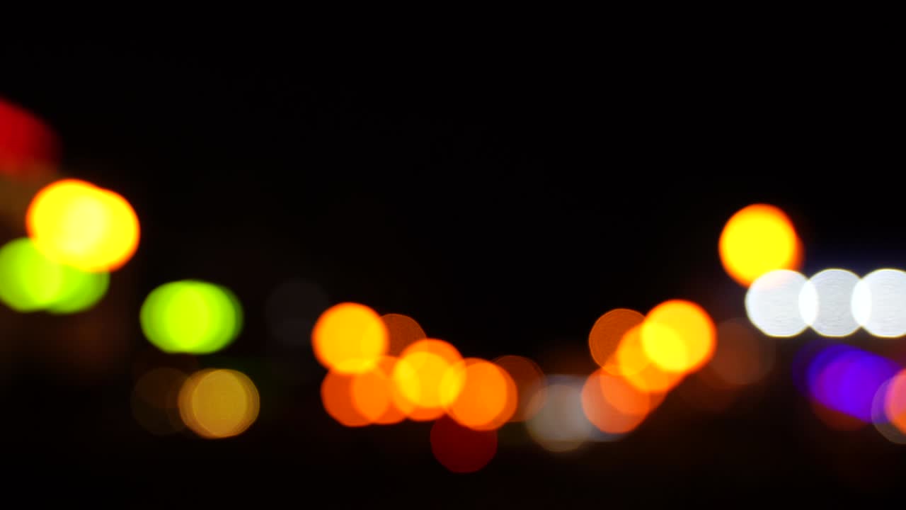 el tráfico de bokeh borroso en la carretera por la noche en una gran ciudad.