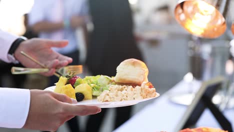 Gut-Gemachte-Steakscheiben,-Die-Mit-Einer-Zange-Auf-Ein-Gesundes-Gemüsegericht-Im-Buffet-Gelegt-Werden