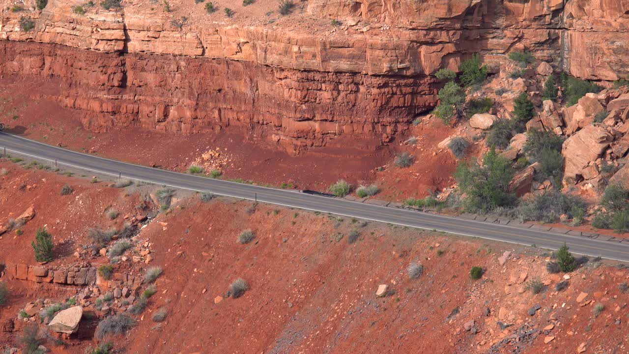 vista aérea de los automóviles que circulan por las carreteras del monumento nacional de colorado