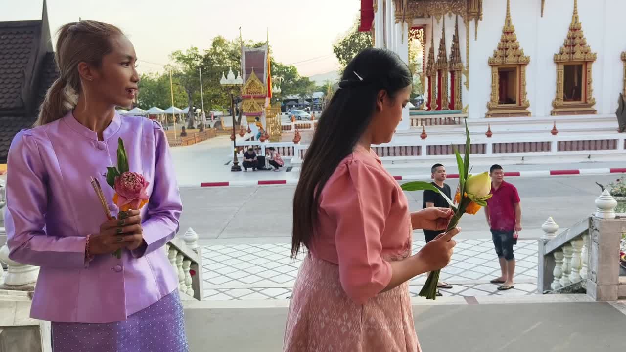 태국 사원 에서 기도 하는 사람 들