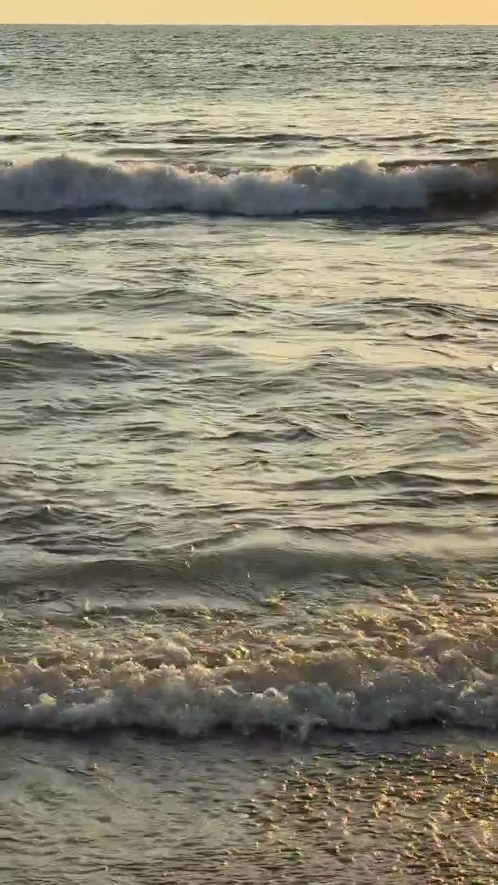 Onde marine dorate che si infrangono dolcemente verso la riva