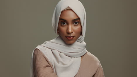 moda, cara y una mujer musulmana con un hijab