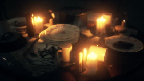 la mesa a la luz de las velas por la noche