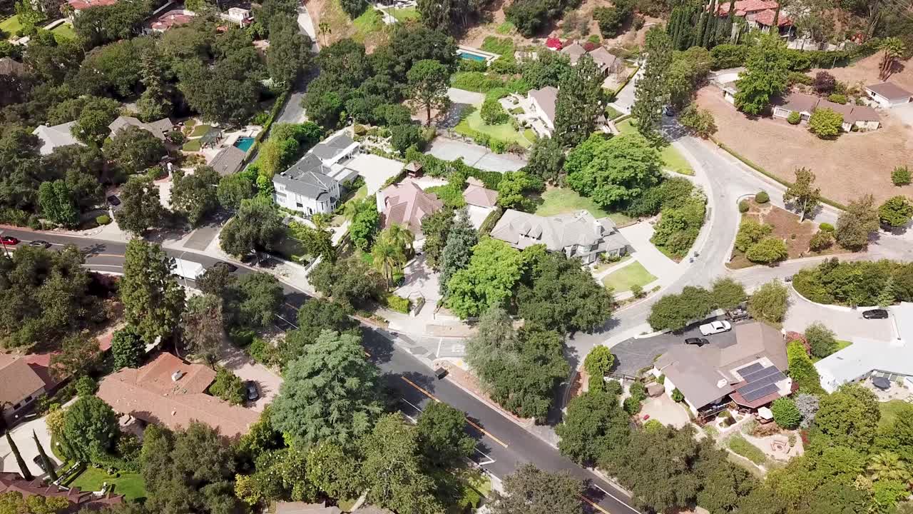 Ville di lusso con piscina sulle colline nella periferia di Pasadena in una giornata di sole. Sorvolo aereo dall'alto. California, USA. Paesaggio arido in California. Periferia di lusso. Atmosfera tranquilla