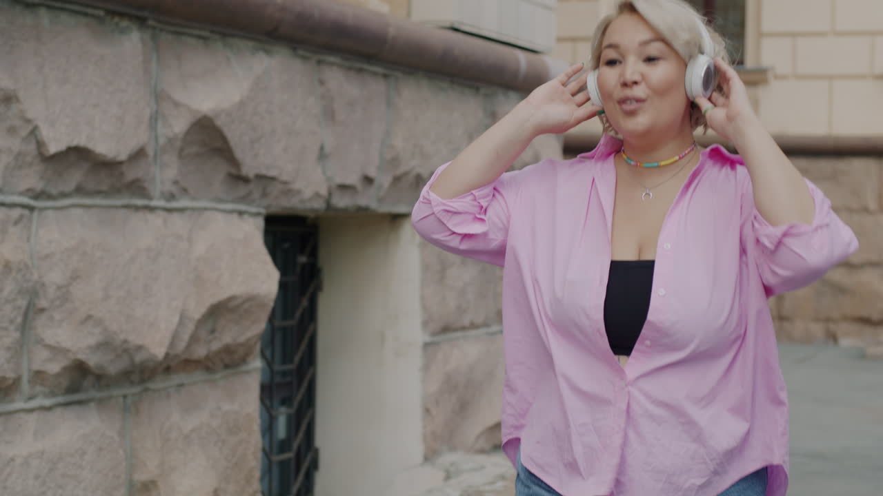 Baile de la mujer con los auriculares