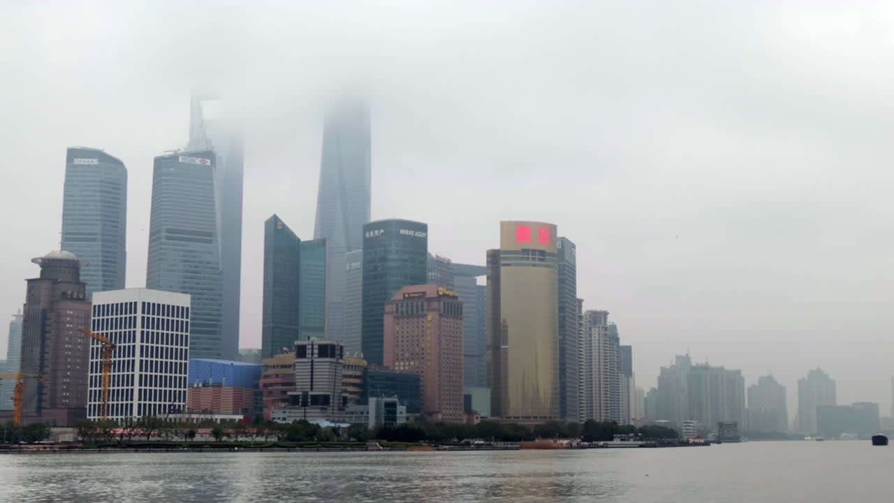 Nevoeiro espesso e poluição do ar cobrem o horizonte moderno de Xangai, China, num dia nublado
