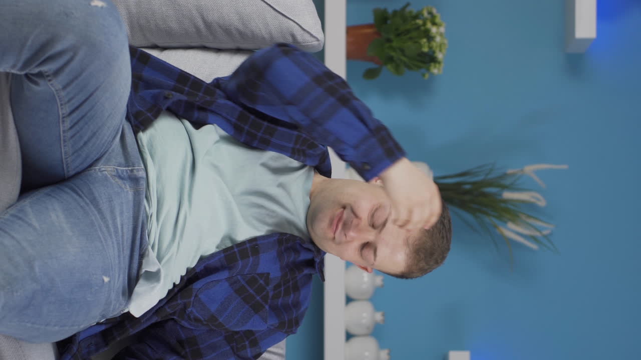 vídeo vertical de un hombre infeliz viviendo pobre.