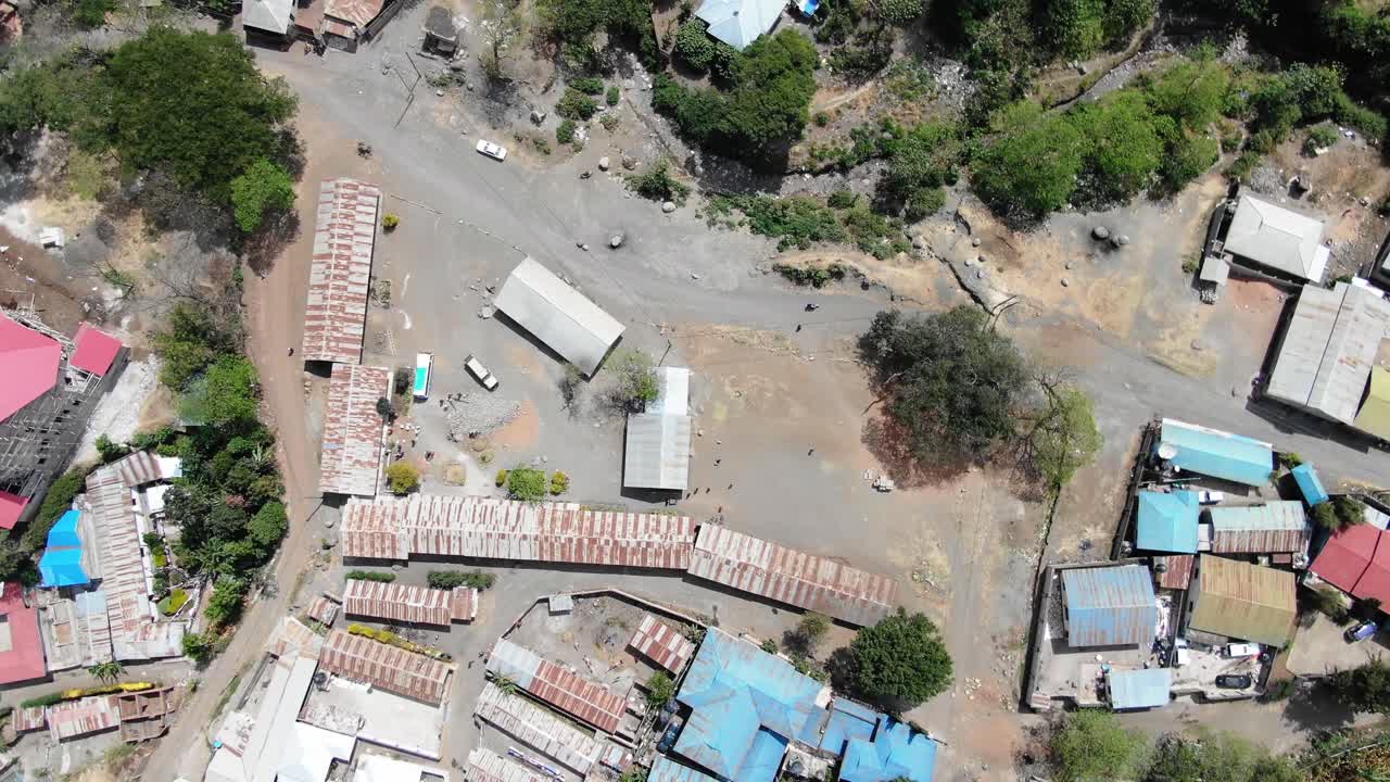vista aérea a vista de pájaro de una escuela africana pobre en arusha, tanzania