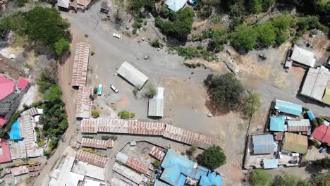 vista aérea a vista de pájaro de una escuela africana pobre en arusha, tanzania