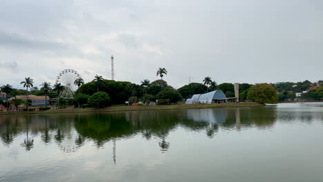 vista del parque guanabara desde el otro lado del estanque del lago en belo horizonte