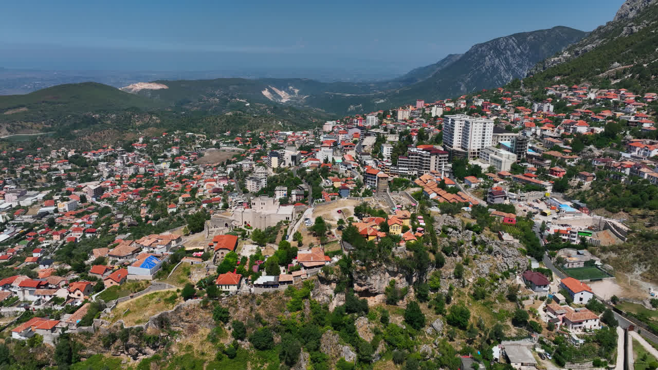 fotografía aérea con vistas al paisaje urbano de kruja, un día soleado en albania