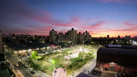 Zeitraffer-Des-Naturparks-Mit-Wanderern-Während-Des-Sonnenuntergangs-Vor-Der-Skyline-In-Buenos-Aires