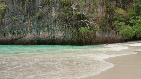 Turquoise-Waters-on-a-Beautiful-Beach-in-Thailand