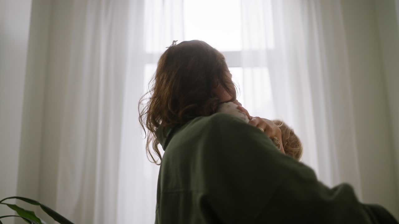 창문 에 있는 어머니와 아기