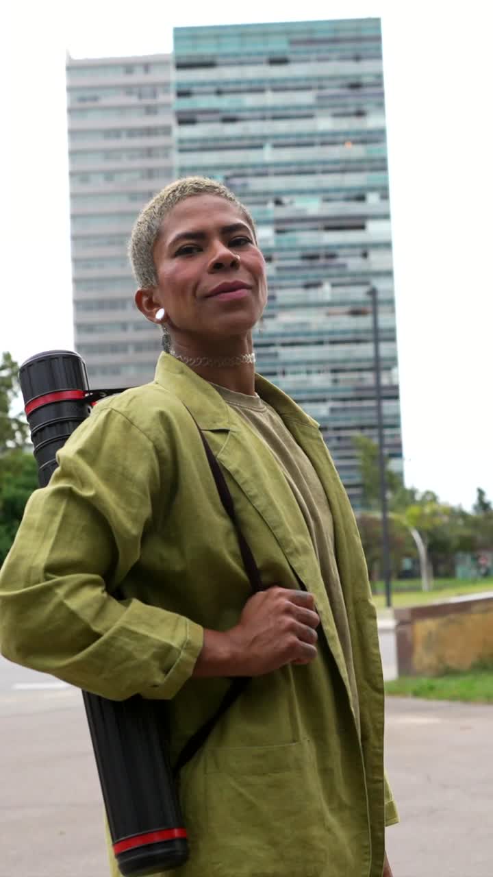 Retrato de uma mulher em um ambiente urbano