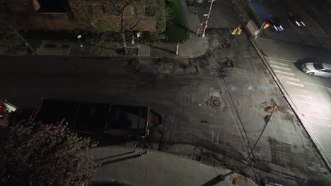 lapso de tiempo de una calle de la ciudad pavimentada con asfalto fresco durante la noche