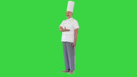 el chef sonriente da la bienvenida a los invitados a su restaurante en una pantalla verde, clave de croma