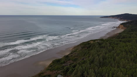 Panorama-Der-Meereslandschaft-Mit-Dicht-Bewaldeten-Bergen-Am-Seven-Devils-Beach-Im-Oregon-State-Park-In-Der-Nähe-Von-Coos-Bay,-USA